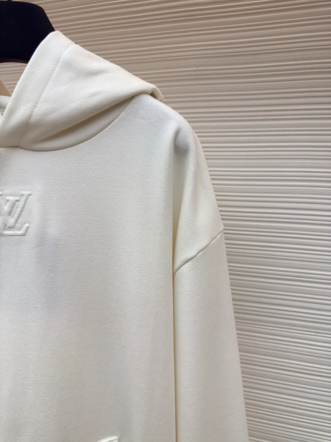 LOUIS VUITTON logo embossed hoodie ●Authentic product: 9300 purchase and development ●Item number: 1680242-A70 ●Fabric: pure cotton sweatshirt velvet fabric ●Technology: embossed production ●Version: fitted version ●Weight: about 780 grams ●Size: S-M-L-XL ●Description: Customized original white cloud-like skin-friendly pure cotton sweatshirt velvet, dressed in pure white, which is a symbol of purity and elegance The iconic LV logo is embossed at the bottom of the collar. The slightly raised texture is enough to highlight the noble status of the wearer. It is simple yet elegant and has a hidden luxury charm. It shines in the details. Enjoy the new luxury fashion. The infrared rays of imported special machines are used to locate the "LV Logo" to achieve a more accurate position and secure the stone. Stamping and filling technology is used to make a 1:1 size/pattern mold according to the original version, and then stamped at low temperature. After molding, it is filled with foam cotton with good cushioning performance and sealed using a hot melt glue gun. The texture is fine and the shape is full, which enhances the visual impact. The workmanship is complicated and cumbersome. Adopt imported machine embroidery technology, use advanced computer control systems and precision mechanical components to achieve LV logo outline embroidery operations with high precision. The lines are smooth and delicate, and the fabrics have been washed. It has a better hand feel and texture, is not easy to deform, is not easy to shrink, is not easy to fade, and maintains long-term beauty. The overall wiring is straight and delicate, the fabric is comfortable and soft, and the color is consistent without color difference. It can be matched with the same style to create a fashionable look and control various occasions. Customized accessories, complete with three standards, same style for men and women!